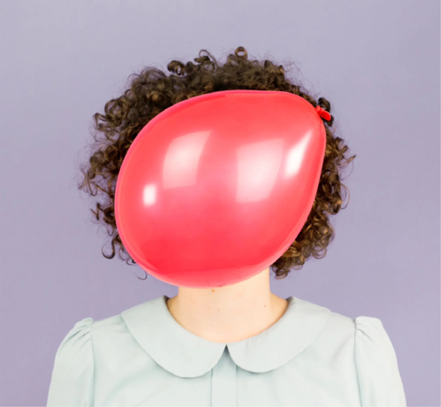 DaWanda creative team portrait with a red balloon against a lilac background.