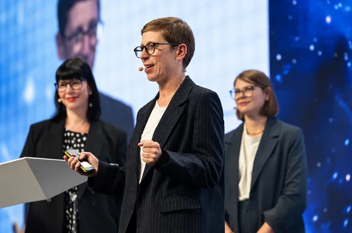 Kerstin Ludwig presenting with Anja and Julie Teßmann at Marketingtag Austria. Photo: Ingo Folie/AMC.